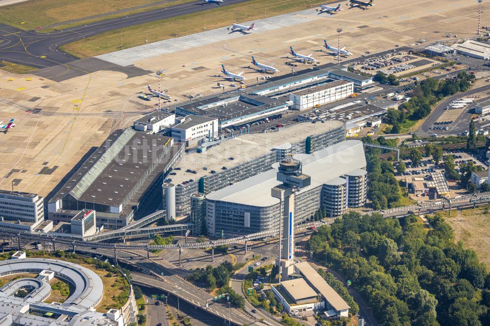 Luftaufnahme Düsseldorf - Tower der Flugsicherung des Flughafen Düsseldorf International im Bundesland Nordrhein-Westfalen