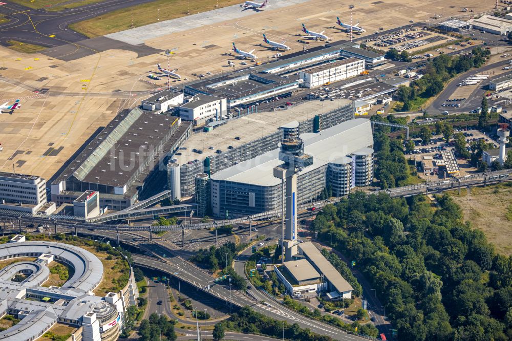 Düsseldorf von oben - Tower der Flugsicherung des Flughafen Düsseldorf International im Bundesland Nordrhein-Westfalen