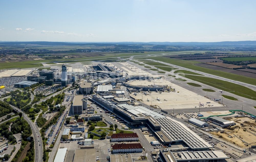 Wien aus der Vogelperspektive: Tower, Landebahn , Terminal und Rollwege des Flughafen Wien Schwechat VIE in Österreich