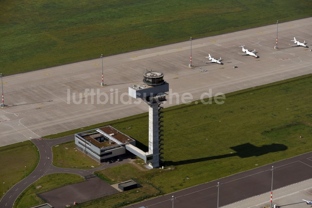 Luftbild Schönefeld - Tower an den Rollbahnen des Flughafen BER in Schönefeld im Bundesland Brandenburg, Deutschland