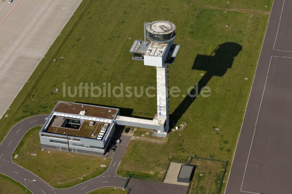 Luftaufnahme Schönefeld - Tower an den Rollbahnen des Flughafen BER in Schönefeld im Bundesland Brandenburg, Deutschland