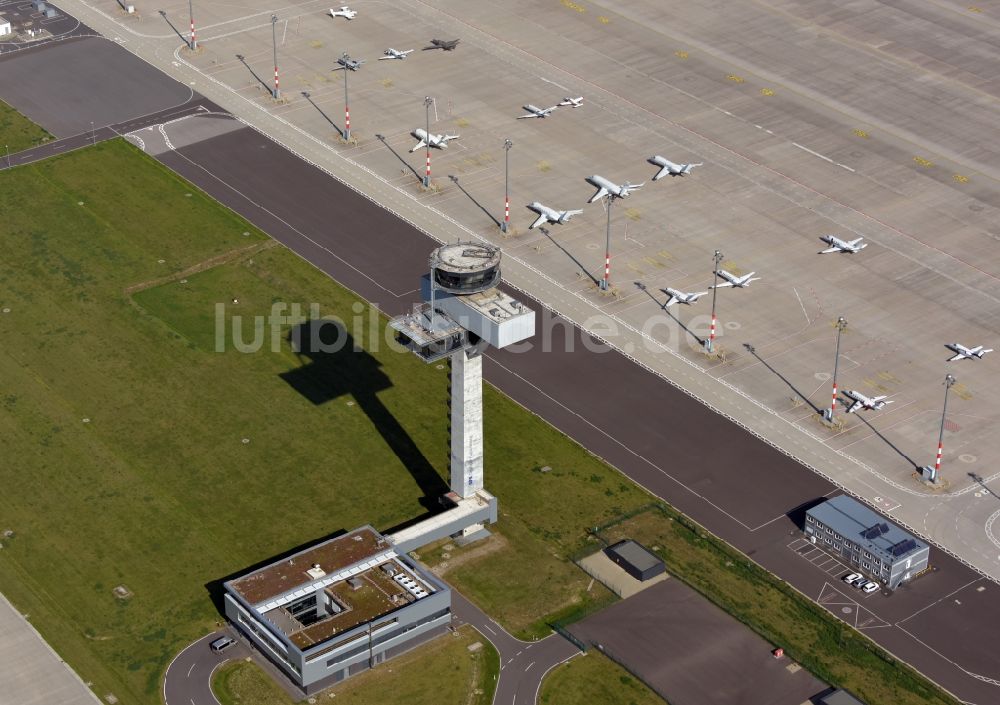 Schönefeld aus der Vogelperspektive: Tower an den Rollbahnen des Flughafen BER in Schönefeld im Bundesland Brandenburg, Deutschland