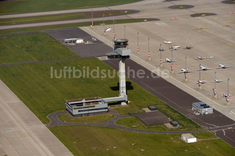 Luftbild Schönefeld - Tower an den Rollbahnen des Flughafen BER in Schönefeld im Bundesland Brandenburg, Deutschland