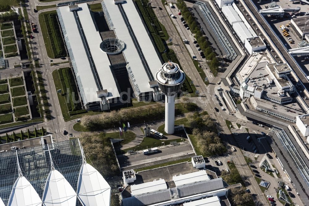 München-Flughafen aus der Vogelperspektive: Tower an den Rollbahnen des Flughafen in München-Flughafen im Bundesland Bayern, Deutschland