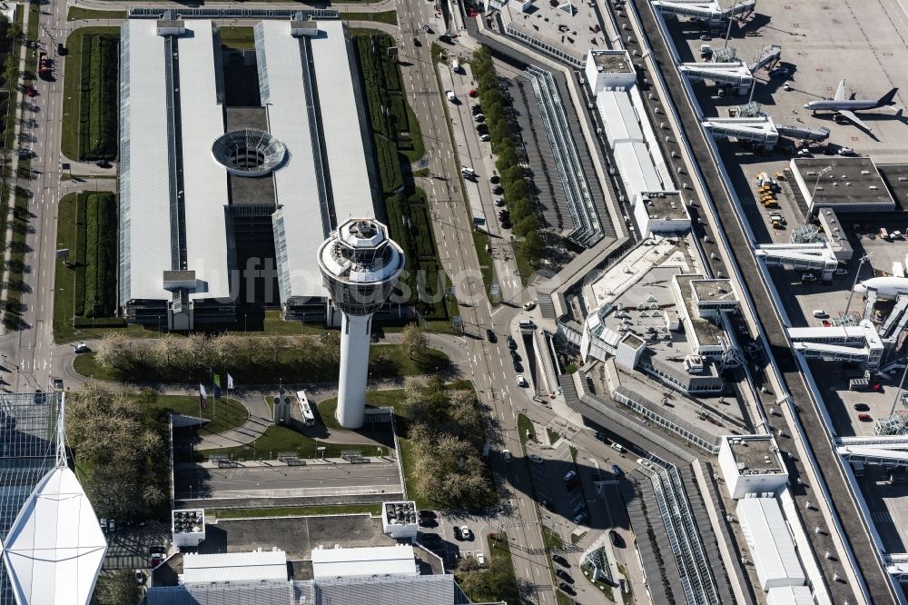 Luftaufnahme München-Flughafen - Tower an den Rollbahnen des Flughafen in München-Flughafen im Bundesland Bayern, Deutschland