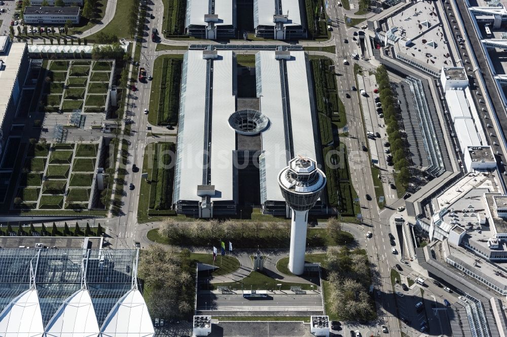 München-Flughafen aus der Vogelperspektive: Tower an den Rollbahnen des Flughafen in München-Flughafen im Bundesland Bayern, Deutschland