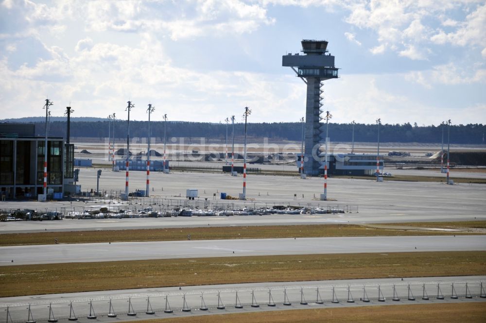 Luftaufnahme Schönefeld - Tower an den Rollbahnen des Flughafen in Schönefeld im Bundesland Brandenburg