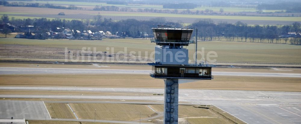 Schönefeld von oben - Tower an den Rollbahnen des Flughafen in Schönefeld im Bundesland Brandenburg