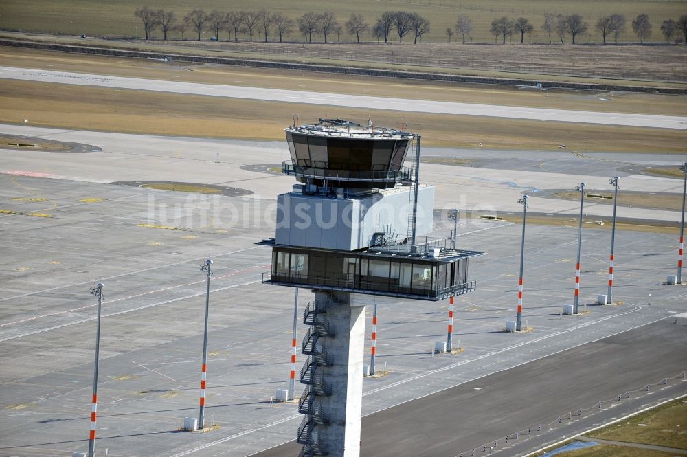 Schönefeld aus der Vogelperspektive: Tower an den Rollbahnen des Flughafen in Schönefeld im Bundesland Brandenburg