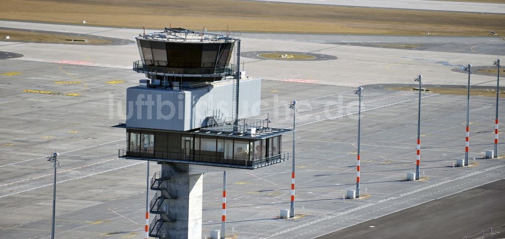 Luftaufnahme Schönefeld - Tower an den Rollbahnen des Flughafen in Schönefeld im Bundesland Brandenburg