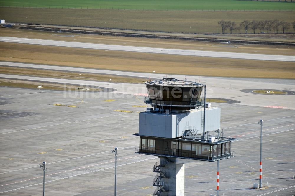 Schönefeld von oben - Tower an den Rollbahnen des Flughafen in Schönefeld im Bundesland Brandenburg