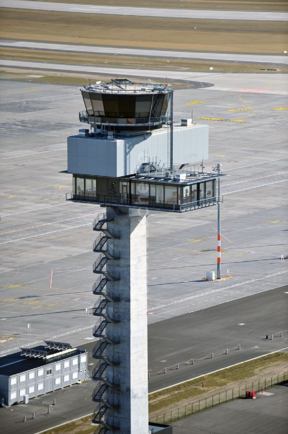 Schönefeld aus der Vogelperspektive: Tower an den Rollbahnen des Flughafen in Schönefeld im Bundesland Brandenburg