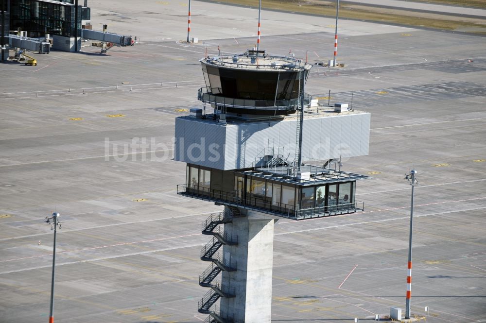 Luftaufnahme Schönefeld - Tower an den Rollbahnen des Flughafen in Schönefeld im Bundesland Brandenburg