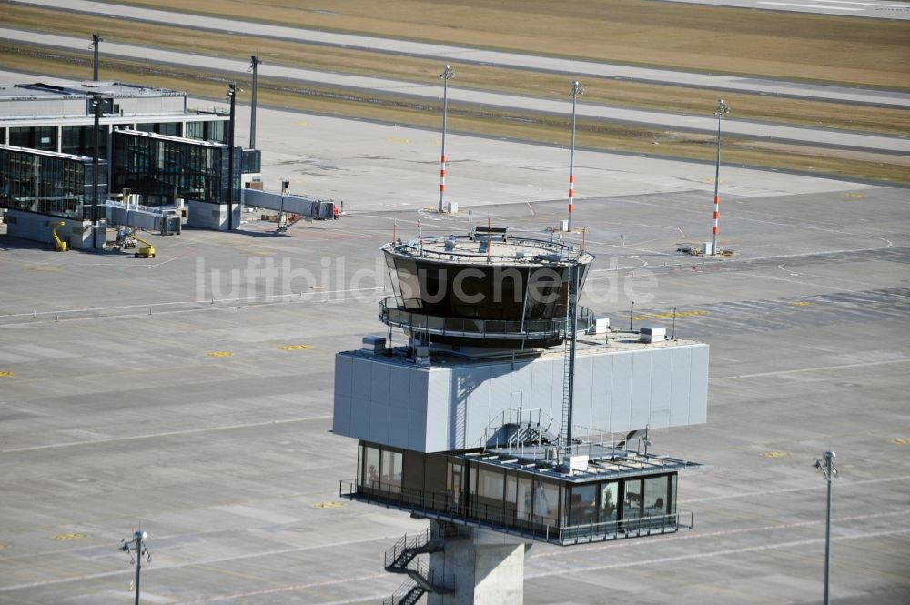 Schönefeld von oben - Tower an den Rollbahnen des Flughafen in Schönefeld im Bundesland Brandenburg