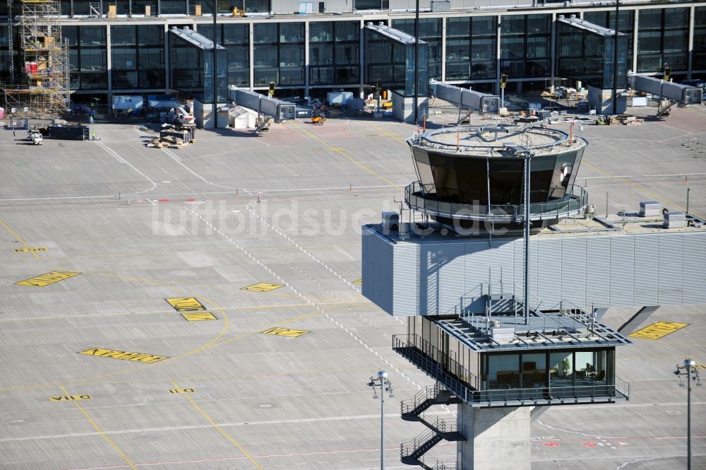 Luftbild Schönefeld - Tower an den Rollbahnen des Flughafen in Schönefeld im Bundesland Brandenburg