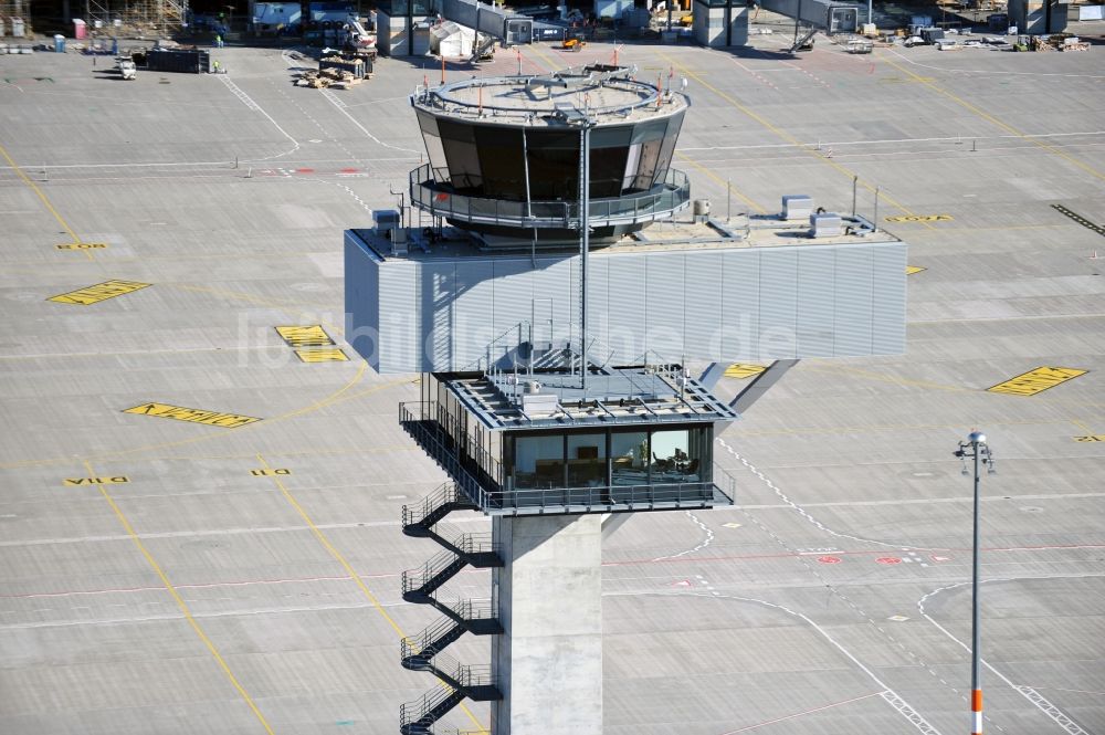 Luftaufnahme Schönefeld - Tower an den Rollbahnen des Flughafen in Schönefeld im Bundesland Brandenburg