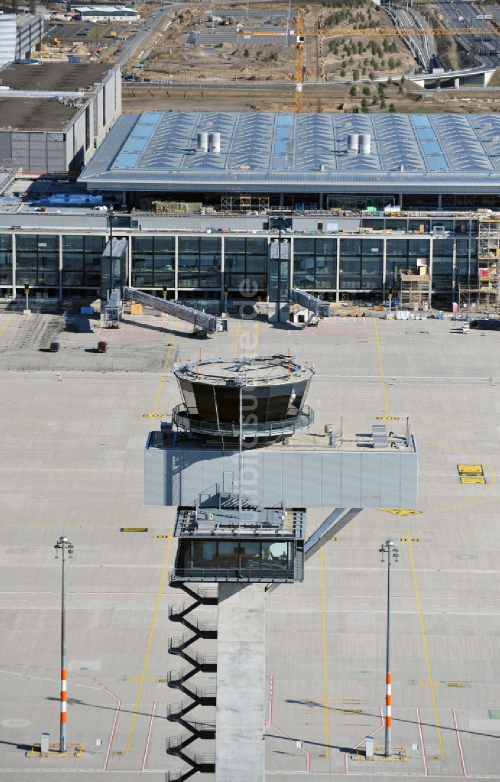 Schönefeld von oben - Tower an den Rollbahnen des Flughafen in Schönefeld im Bundesland Brandenburg