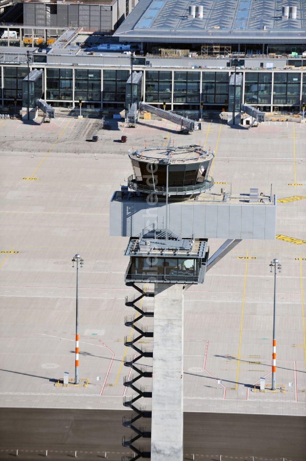 Schönefeld aus der Vogelperspektive: Tower an den Rollbahnen des Flughafen in Schönefeld im Bundesland Brandenburg