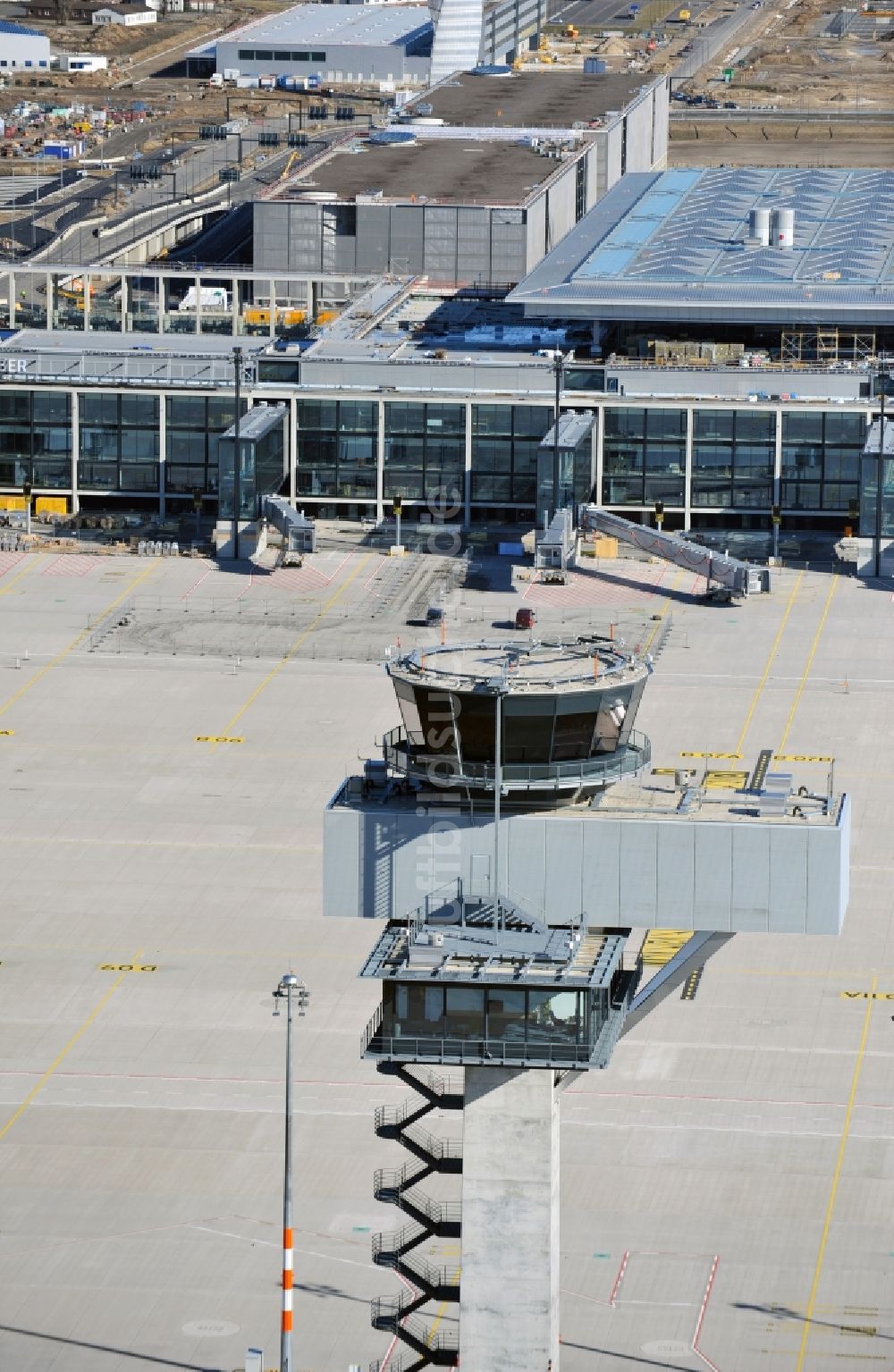 Luftbild Schönefeld - Tower an den Rollbahnen des Flughafen in Schönefeld im Bundesland Brandenburg