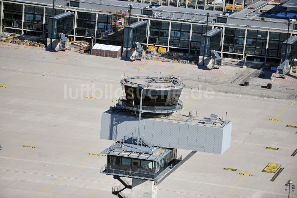 Luftaufnahme Schönefeld - Tower an den Rollbahnen des Flughafen in Schönefeld im Bundesland Brandenburg