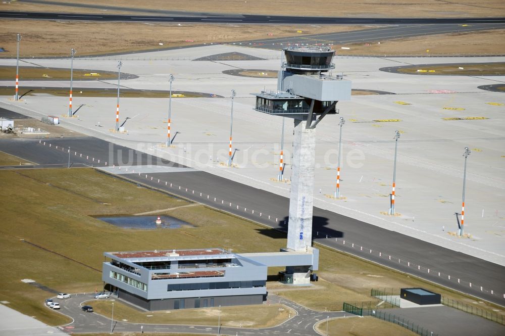 Schönefeld aus der Vogelperspektive: Tower an den Rollbahnen des Flughafen in Schönefeld im Bundesland Brandenburg