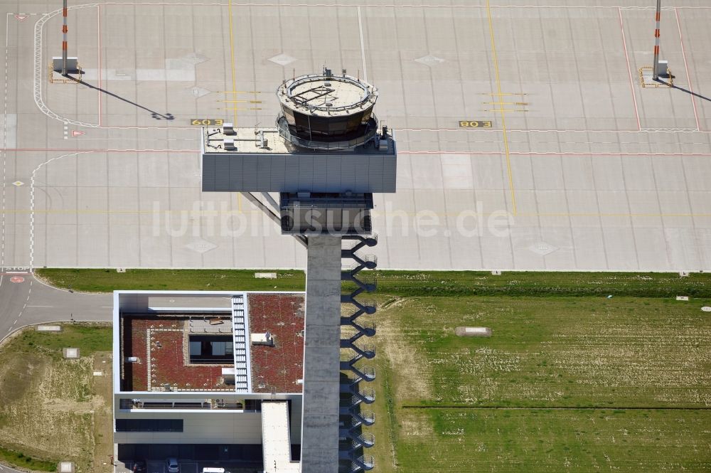 Schönefeld aus der Vogelperspektive: Tower an den Rollbahnen des Flughafen in Schönefeld im Bundesland Brandenburg