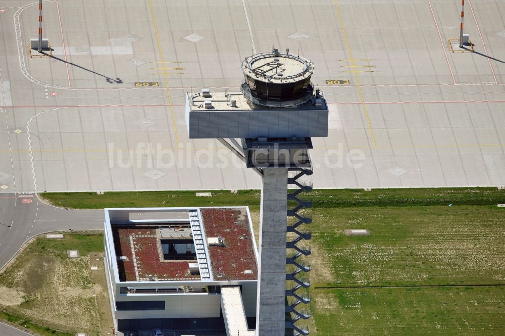 Luftaufnahme Schönefeld - Tower an den Rollbahnen des Flughafen in Schönefeld im Bundesland Brandenburg