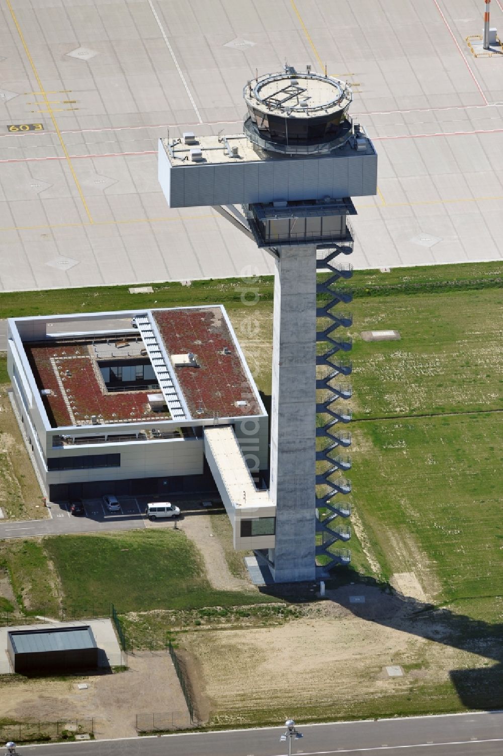 Schönefeld von oben - Tower an den Rollbahnen des Flughafen in Schönefeld im Bundesland Brandenburg