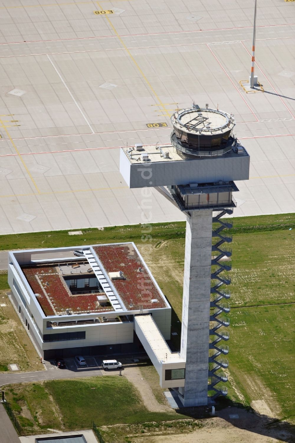 Schönefeld aus der Vogelperspektive: Tower an den Rollbahnen des Flughafen in Schönefeld im Bundesland Brandenburg