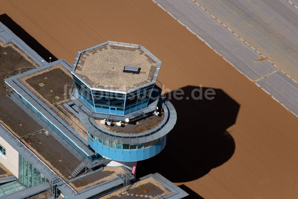 Filderstadt aus der Vogelperspektive: Tower an den Rollbahnen des Flughafen Stuttgart in Filderstadt im Bundesland Baden-Württemberg, Deutschland