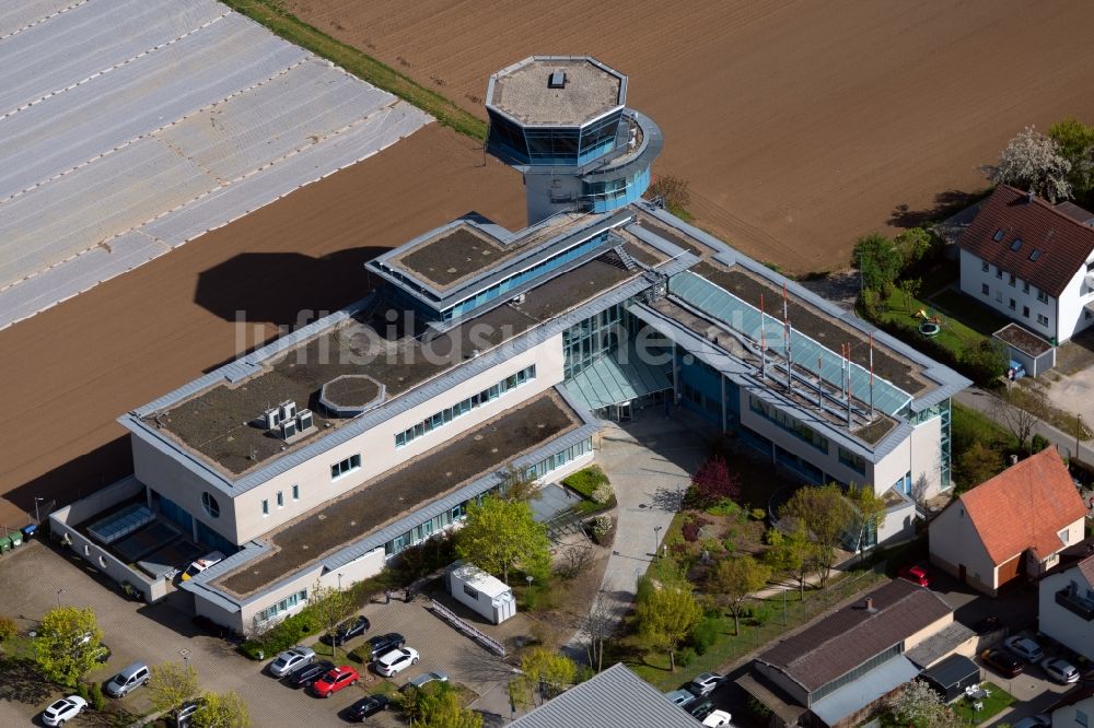 Luftaufnahme Filderstadt - Tower an den Rollbahnen des Flughafen Stuttgart in Filderstadt im Bundesland Baden-Württemberg, Deutschland