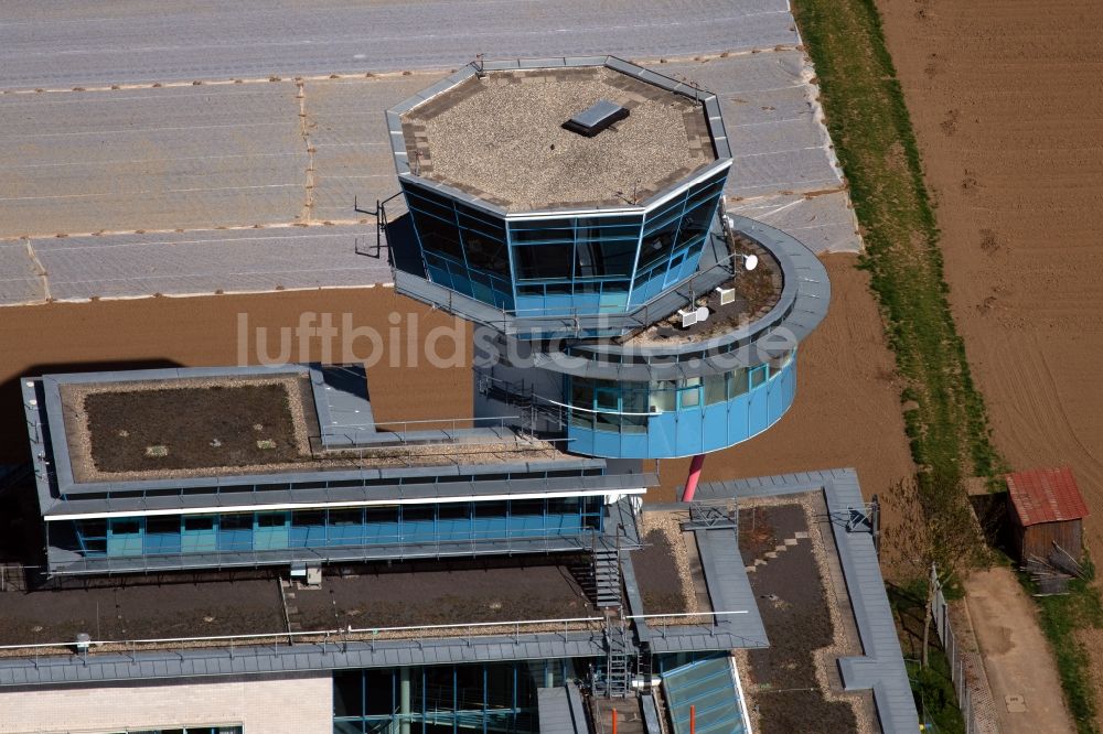 Filderstadt von oben - Tower an den Rollbahnen des Flughafen Stuttgart in Filderstadt im Bundesland Baden-Württemberg, Deutschland