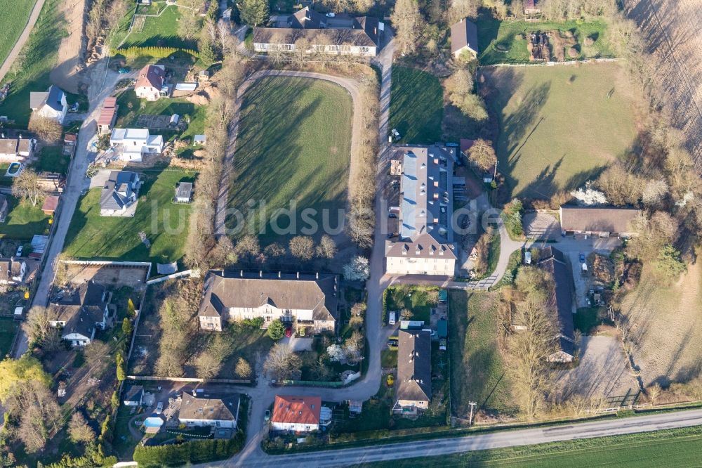 Oberrœdern von oben - Trabrennbahn und Gebäudekomplex der ehemaligen Militär- Kaserne Cite des Cadres Camp in Oberrœdern in Grand Est, Frankreich