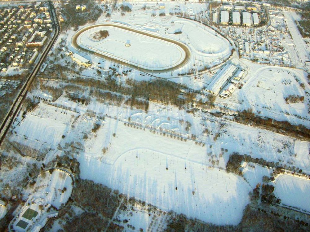 Hoppegarten / Brandenburg aus der Vogelperspektive: Trabrennbahn in Hoppegarten