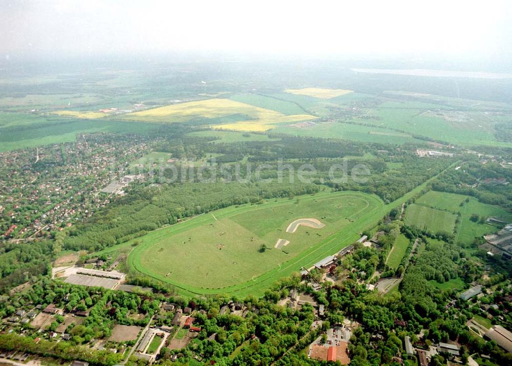 Luftaufnahme Hoppegarten / Brandenburg - Trabrennbahn Hoppegarten mit neuer Innenbebauung.