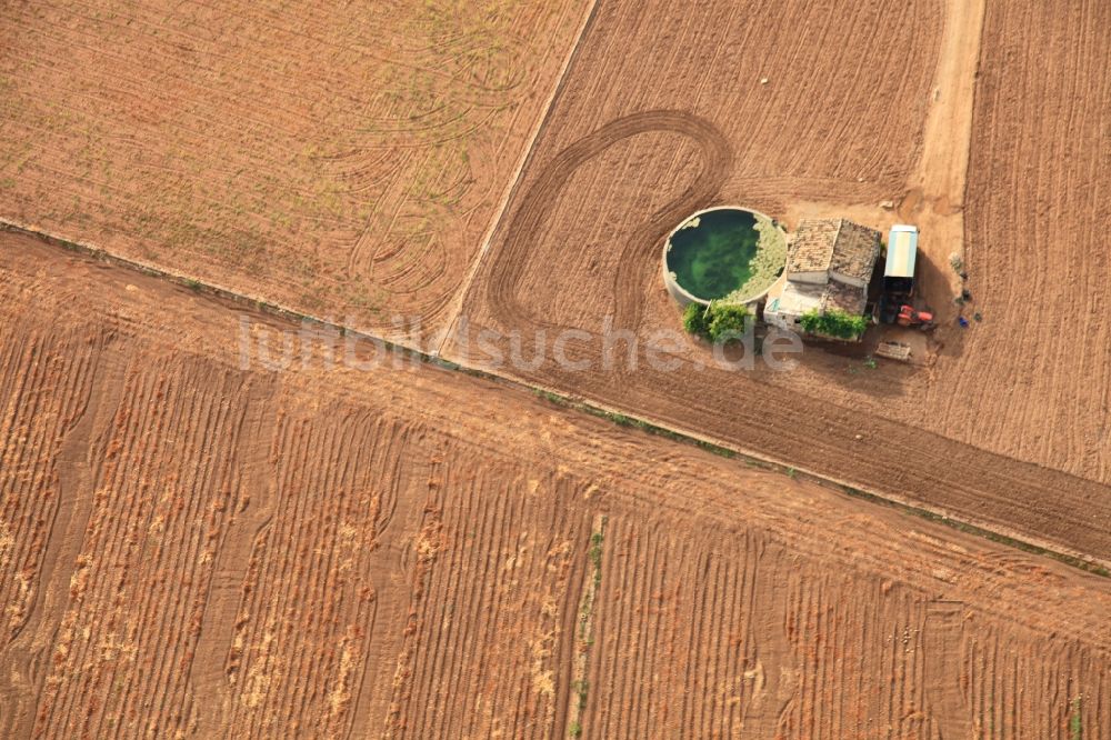 Luftaufnahme Manacor - Traditionelles Wasser-Reservoir auf den Feldern Mallorcas bei Manacor auf der balearischen Mittelmeerinsel Mallorca, Spanien