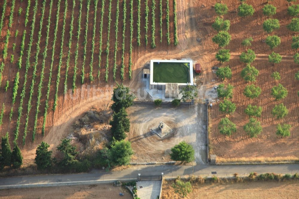 Manacor aus der Vogelperspektive: Traditionelles Wasser-Reservoir auf den Feldern Mallorcas bei Manacor auf der balearischen Mittelmeerinsel Mallorca, Spanien