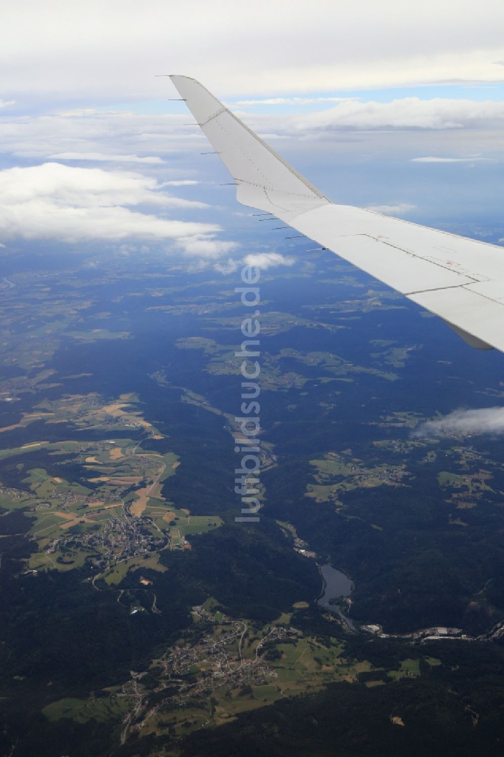 Luftaufnahme Höchenschwand - Tragfläche vom Verkehrsflugzeug Bombardier CRJ900 der Lufthansa Cityline im Fluge im Luftraum Südschwarzwald bei Höchenschwand im Bundesland Baden-Württemberg