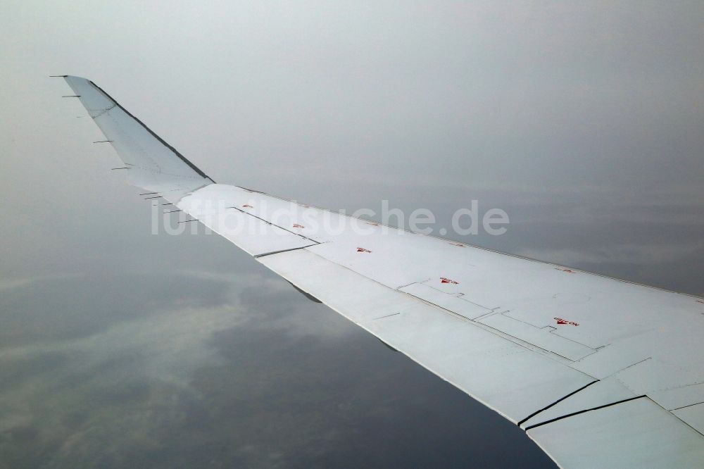 Friedrichshafen von oben - Tragfläche eines Verkehrsflugzeuges Canadair CRJ 900 im Fluge im Luftraum über Friedrichshafen im Bundesland Baden-Württemberg