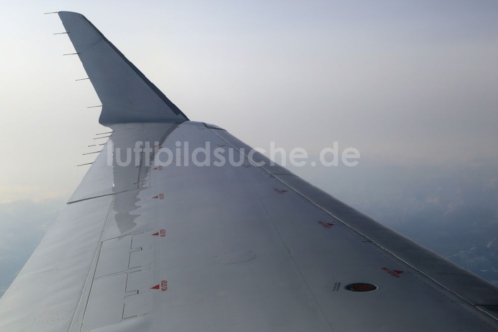 Luftbild Friedrichshafen - Tragfläche eines Verkehrsflugzeuges Canadair CRJ 900 im Fluge im Luftraum über Friedrichshafen im Bundesland Baden-Württemberg