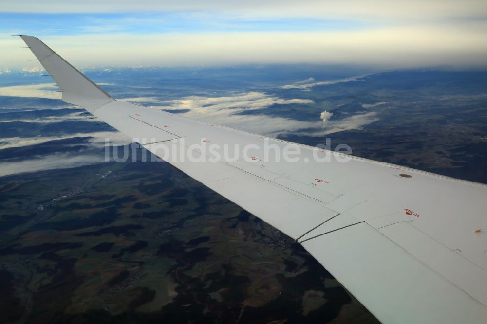 Waldshut-Tiengen aus der Vogelperspektive: Tragfläche eines Verkehrsflugzeuges Canadair CRJ 900 im Fluge im Luftraum über dem Südschwarzwald im Bundesland Baden-Württemberg