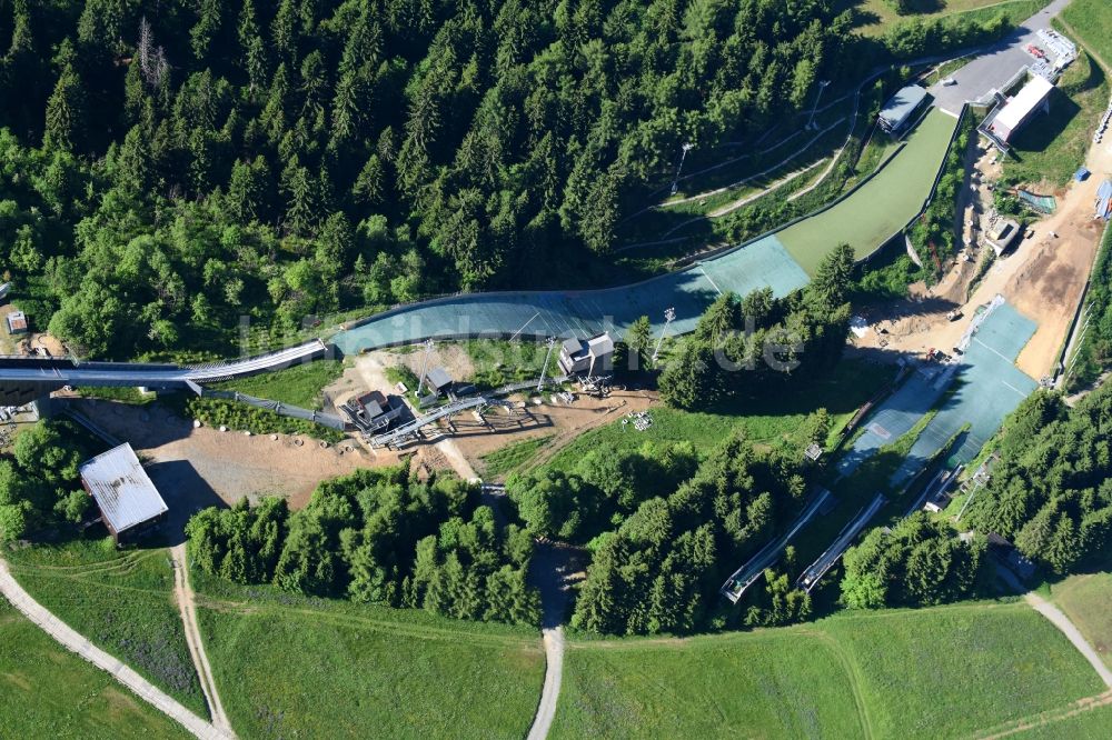 Oberwiesenthal aus der Vogelperspektive: Trainings- und Leistungssportzentrum der Sprungschanze Fichtelbergschanze im Ortsteil Hüttenbach in Oberwiesenthal im Bundesland Sachsen, Deutschland