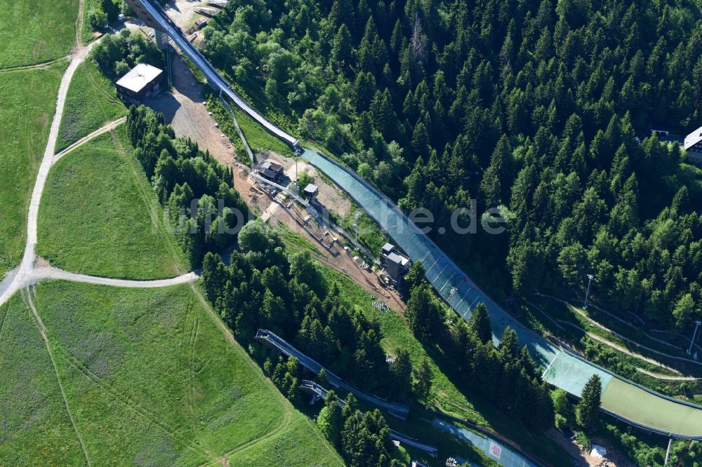 Luftbild Oberwiesenthal - Trainings- und Leistungssportzentrum der Sprungschanze Fichtelbergschanze im Ortsteil Hüttenbach in Oberwiesenthal im Bundesland Sachsen, Deutschland