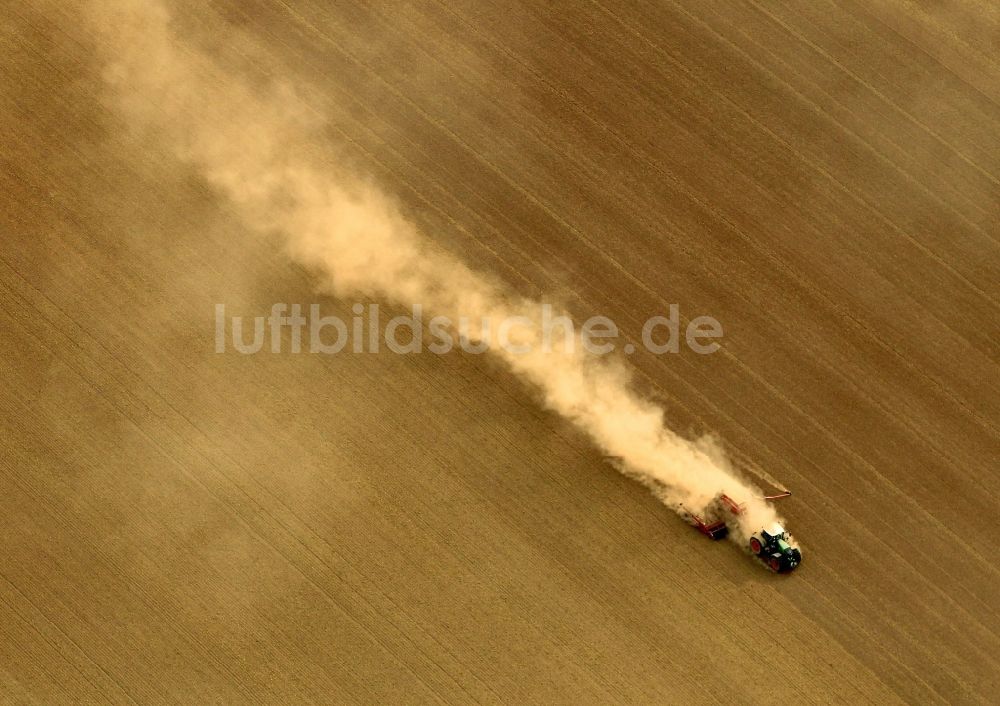 Deuna von oben - Traktor bei der Ernte auf einem Feld bei Deuna in Thüringen