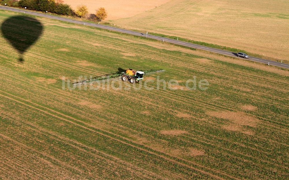 Niederdorla aus der Vogelperspektive: Traktor mit Düngebrücke auf einem Feld / Landwirtschaftsbetrieb bei Niederdorla im Bundesland Thüringen