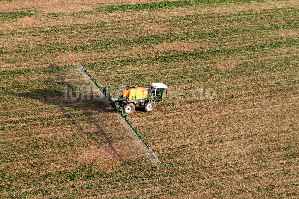 Luftaufnahme Niederdorla - Traktor mit Düngebrücke auf einem Feld / Landwirtschaftsbetrieb bei Niederdorla im Bundesland Thüringen