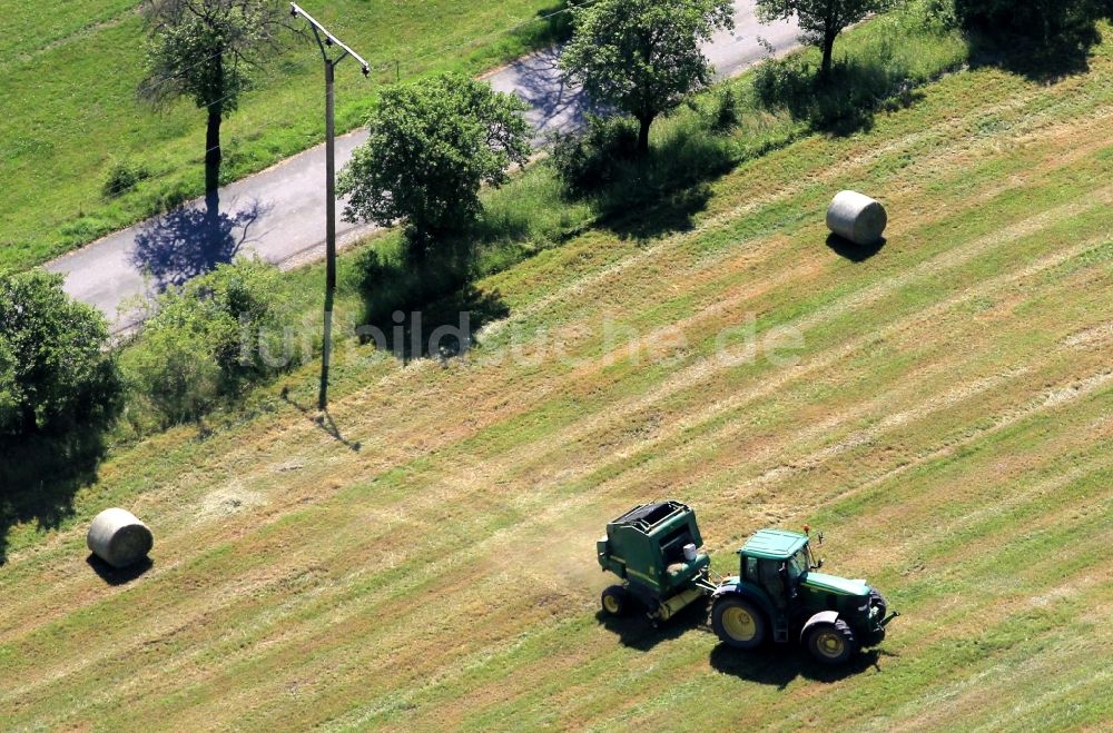 Luftaufnahme Gösselborn - Traktor auf einem Feld bei Gösselborn im Bundesland Thüringen