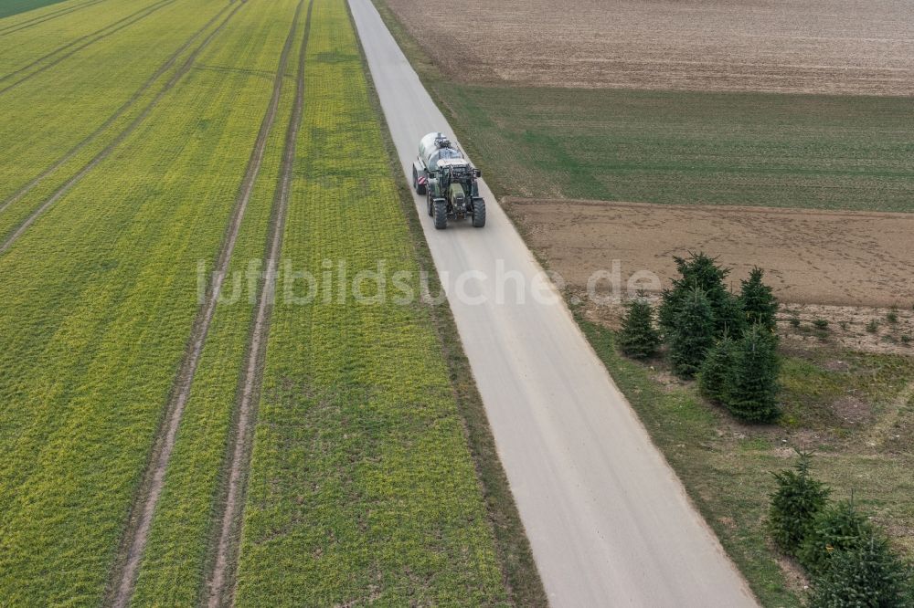 Bietigheim-Bissingen aus der Vogelperspektive: Traktor auf landwirtschaftlichen Weg in Bietigheim-Bissingen im Bundesland Baden-Württemberg