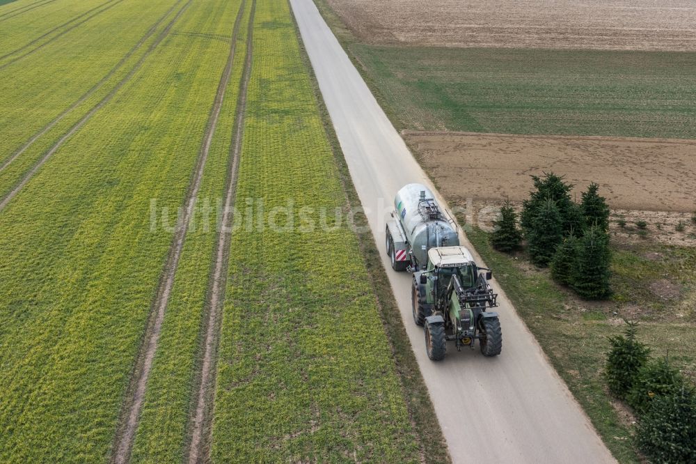 Luftbild Bietigheim-Bissingen - Traktor auf landwirtschaftlichen Weg in Bietigheim-Bissingen im Bundesland Baden-Württemberg