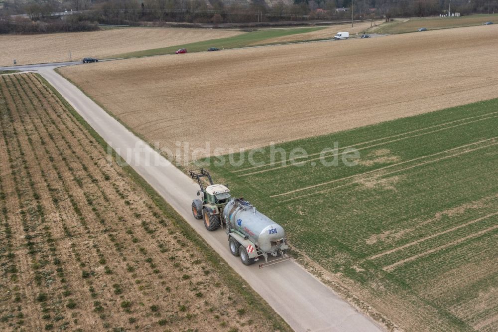 Luftaufnahme Bietigheim-Bissingen - Traktor auf landwirtschaftlichen Weg in Bietigheim-Bissingen im Bundesland Baden-Württemberg